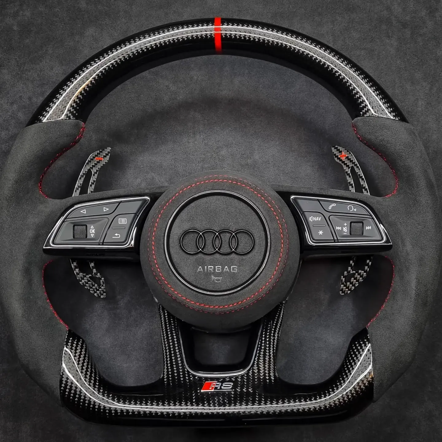 Audi custom volan s tamnim detaljima i crvenom oznakom na vrhu