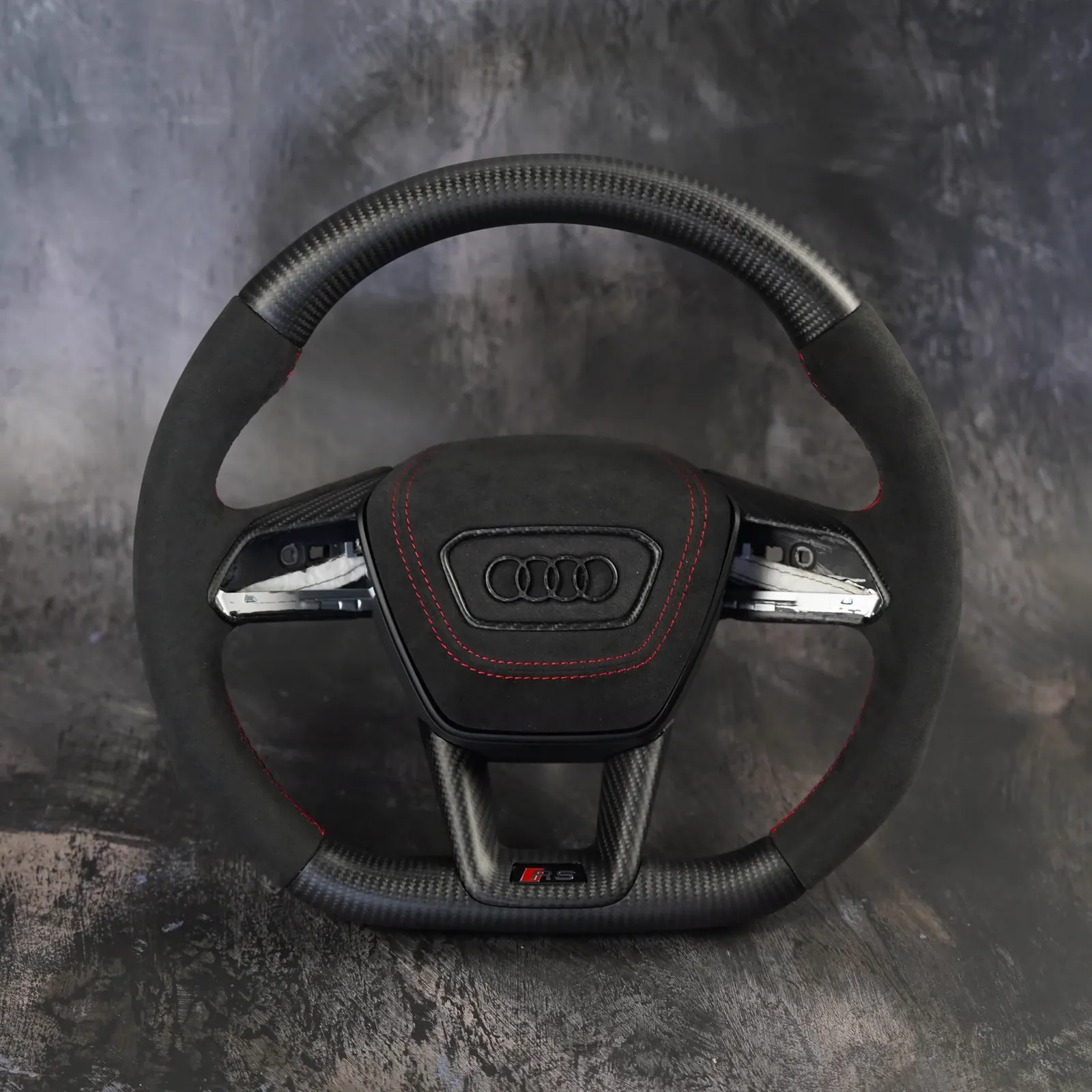 Audi custom volan na tamnoj podlozi