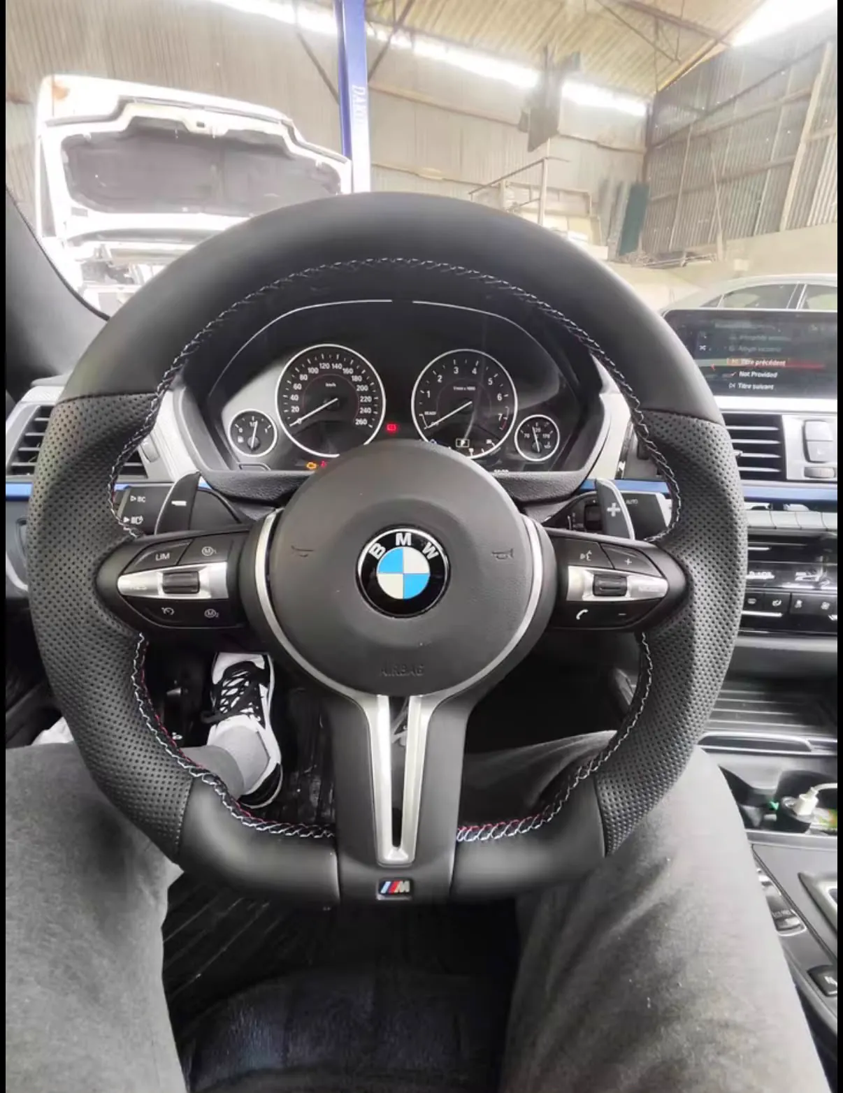 BMW volan u automobilu