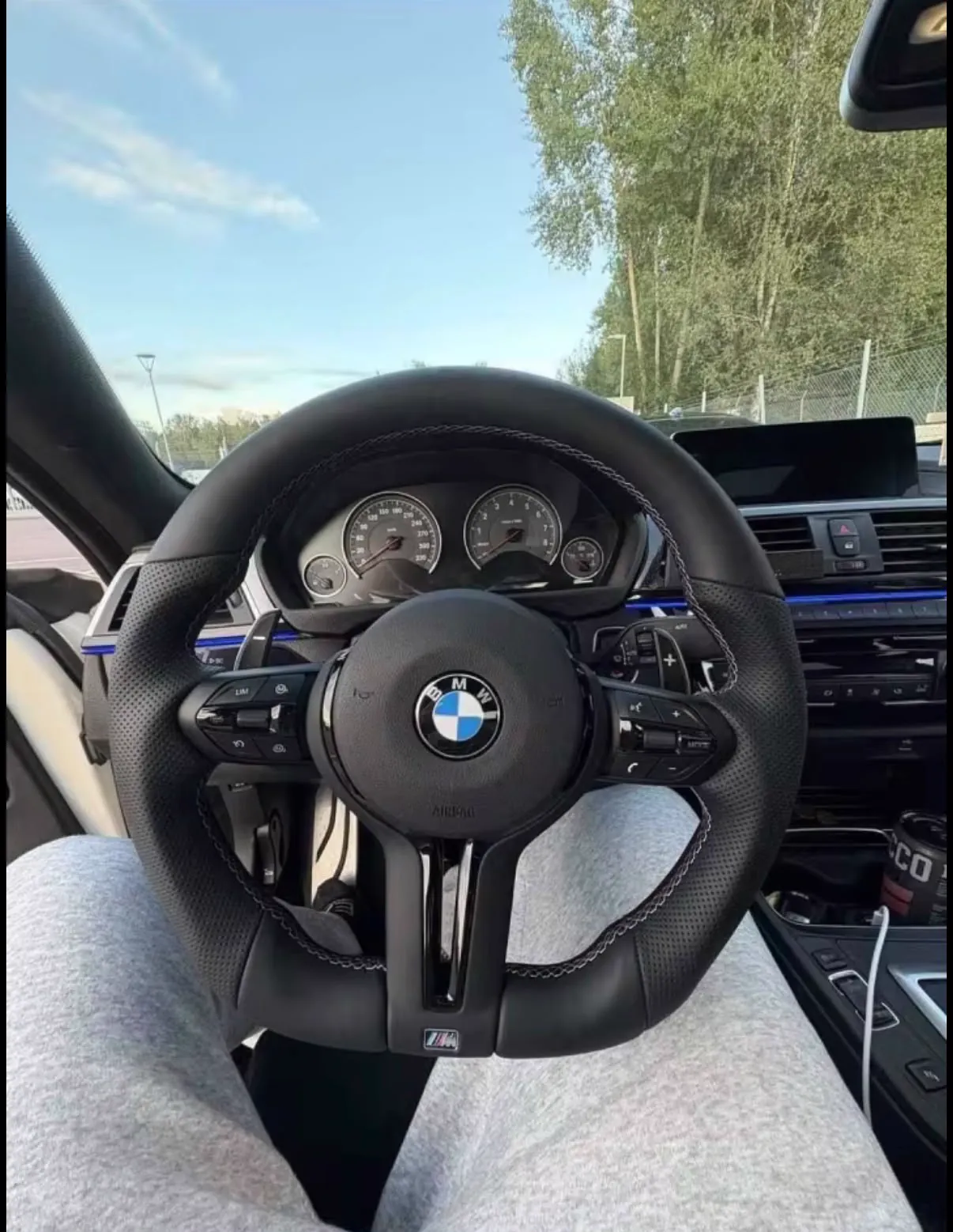 BMW custom volan fotografiran tijekom vožnje