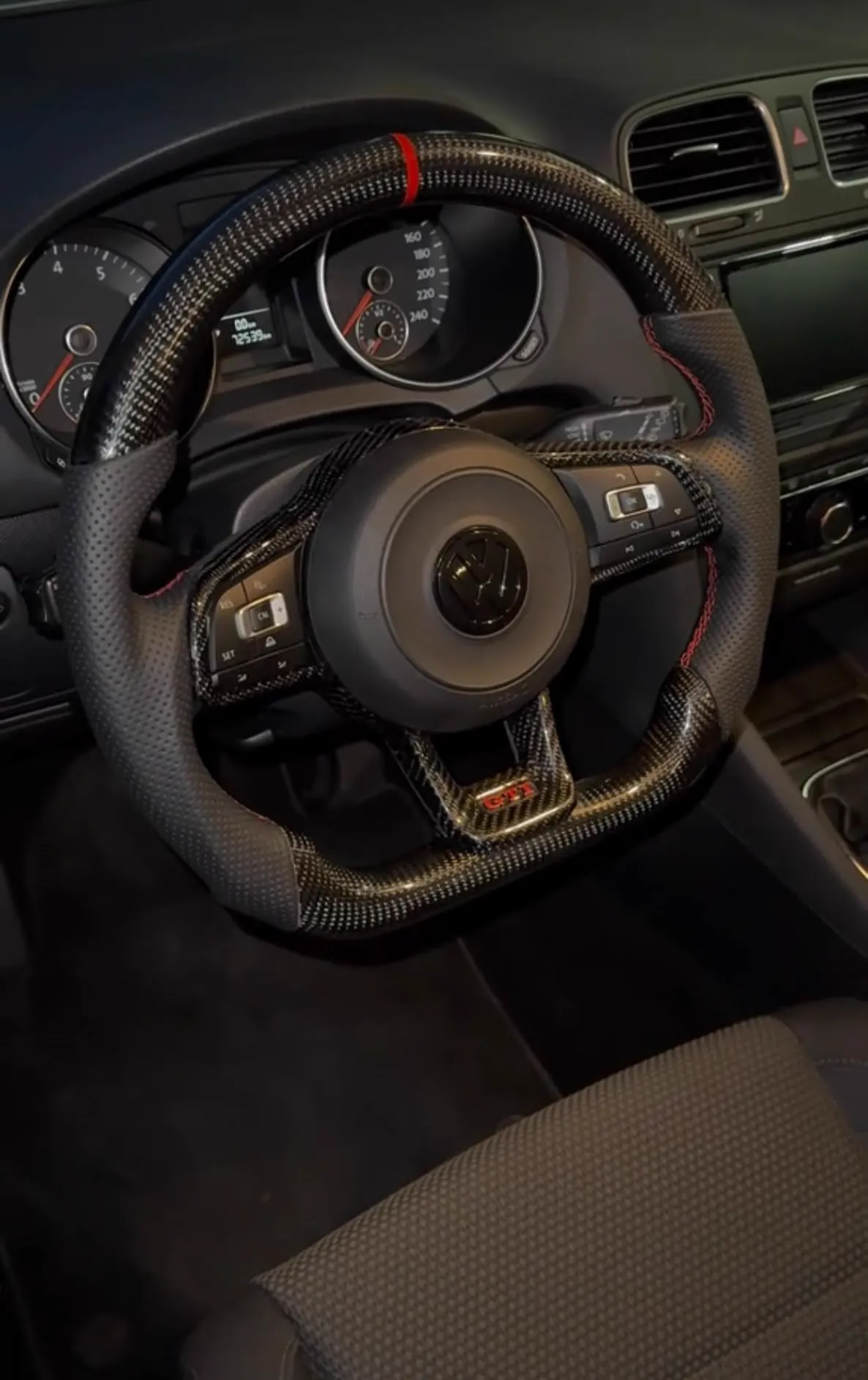 Custom volan u interijeru automobila