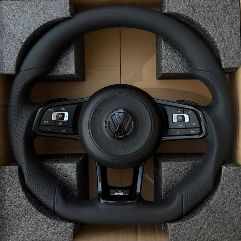 Volkswagen custom volan na tamnoj podlozi